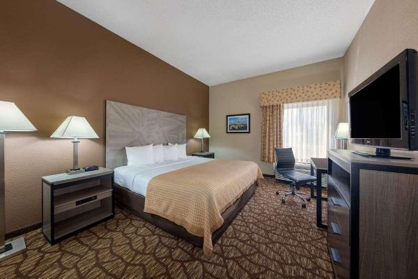 BAYMONT SUITES LAWRENCE (Lawrence)